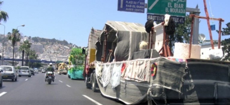 Tracteurs dans la ville : les camions de la communication