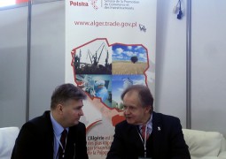 (A droite) : M. Janus Pisz, Conseiller et Chef de service de la promotion du Commerce et des investissements de l'Ambassade de la République de Pologne à Alger.