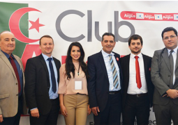 De droite à gauche : Sefiane Hasnaoui (Président de l’AC2A) – L’équipe Argus Algérie : Alexandre ALLANIC (Responsable Développement), Mourad Saadi (Directeur Gérant), Sabrine Saadi (Responsable Marketing), 
Fabien Lecoeuche (Directeur Projet), Alain Mazzocut (Directeur Valorisation)