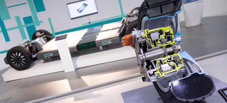 Première mondiale : Schaeffler électrifie les véhicules utilitaires municipaux avec des entraînements électriques intégrés aux roues