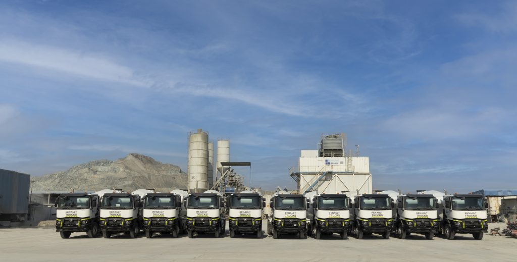 RENAULT TRUCKS ACHÈVE LA LIVRAISON DE 10 UNITÉS DE BÉTONNIÈRES K 380 P6X4 POUR SIJIMIX IMAGE+ONE+-+RENAULT+TRUCKS+COMPLETES+DELIVERY+OF+10+UNITS+OF+K+380++P6X4-2